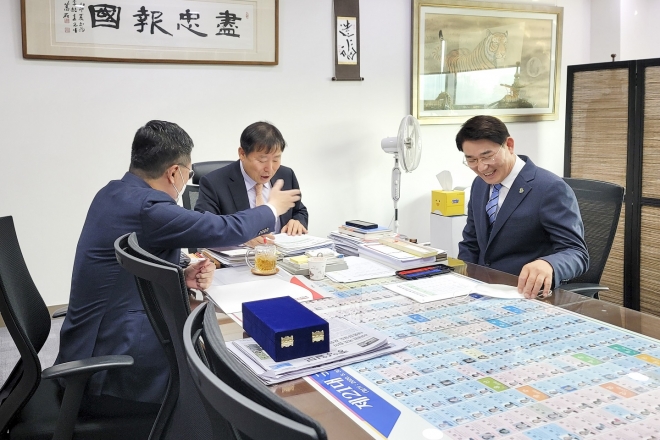 국회를 방문한 노관규 순천시장이 소병철 국회의원, 이철규(가운데) 국민의 힘 예결위 간사와 내년도 국비 반영을 위한 면담을 하고 있다. 