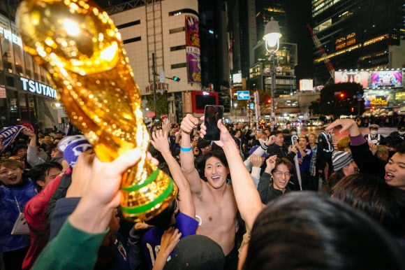 독일에 역전승… 시부야는 축제 분위기