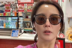 김희선, 쌍수했나?…성형설 부른 사진