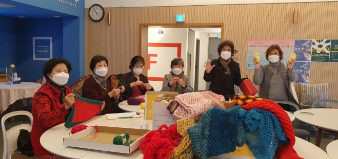 금천구 주민들이 ‘마을±10년’에 공개한 게릴라 니팅(Geurrilla Knitting)을 준비하고 있다. 금천구 제공