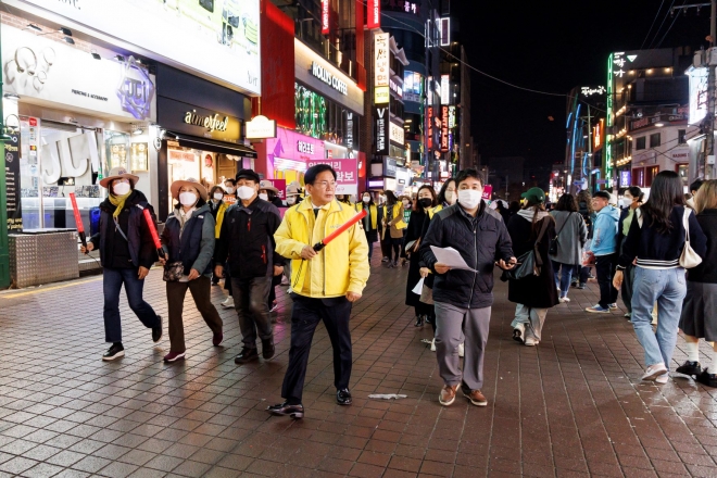 박강수(왼쪽 네 번째) 서울 마포구청장이 인파가 몰릴 것으로 예상하는 홍대지역에 대해 특별 안전점검을 하고 있다. 마포구 제공 