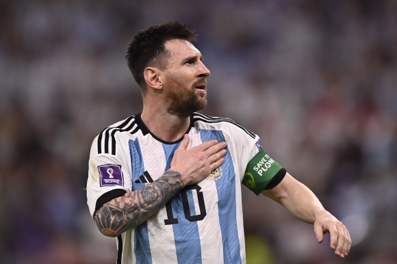아르헨티나의 리오넬 메시가 2022년 11월 26일 토요일 카타르 루사일의 루사일 스타디움에서 열린 월드컵 C조 아르헨티나와 멕시코의 경기에서 자신의 팀의 선제골을 넣은 후 기뻐하고 있다. AP