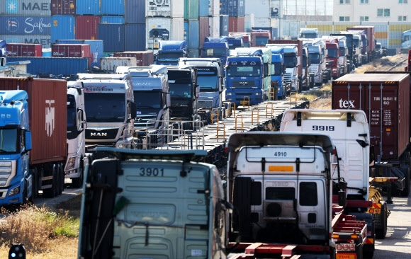 Trucks are parked at the Inland Container Base (ICD) in Uiwang, Gyeonggi-do, on the morning of the 27th, the fourth day of the general strike by the cargo unions.  random news