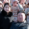 김정은, 둘째딸 또 대동, ICBM 공로자 기념사진 “핵전쟁억제력 강화”