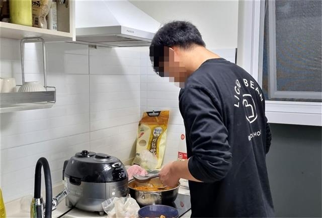 한 청소년이 서울 서대문구가 마련한 ‘시설보호아동 자립체험주택’에서 직접 요리를 하고 있다. 서대문구 제공