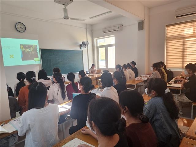 베트남 하노이국립외국어대 한국어 및 한국문화학부 학생들이 한국어 수업을 받고 있다. 지난 28년간 수천명의 한국어 전공 졸업생을 배출한 이 학교에는 한국 문화에 대한 관심과 높은 취업률 때문에 우수한 성적의 입학생들이 몰리고 있다.