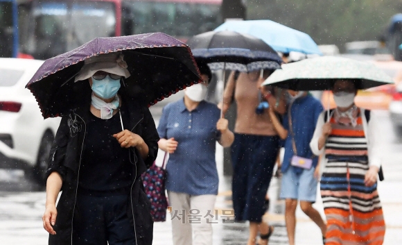 우산을 쓰고 걸어가는 시민들. 서울신문DB