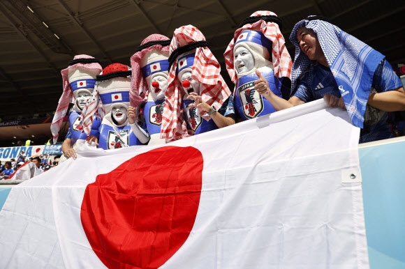 코스타리카전 앞두고 응원전 펼치는 일본 팬들