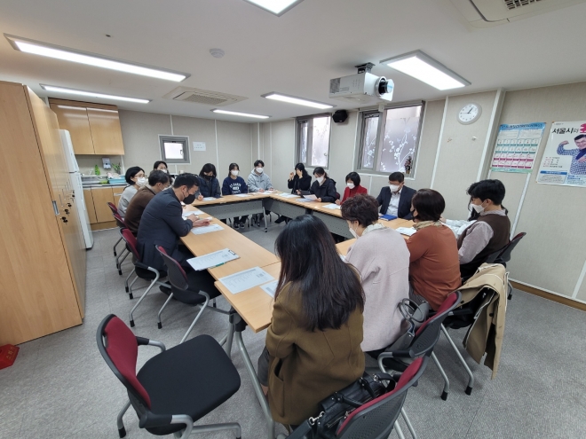서울 종로구 건강돌봄센터 관계자들이 회의하는 모습. 종로구 제공.