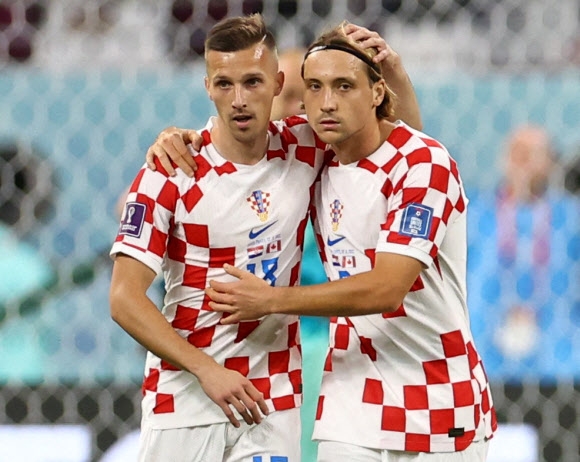 공을 합작한 뒤 함께 기뻐하는 크로아티아의 미슬라브 오르시치(왼쪽)와 로브로 마예르. 로이터 연합뉴스