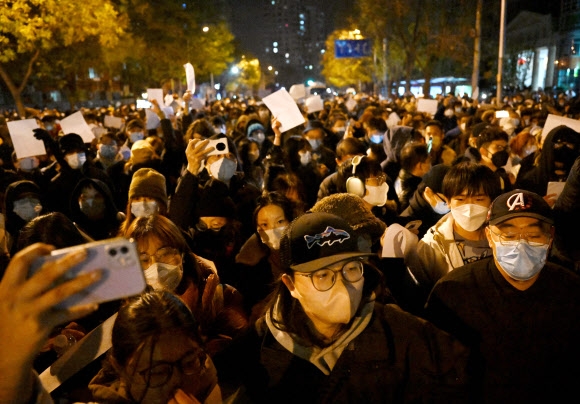 중국 베이징에서 시민들이 우루무치 화재 희생자 추모와 ‘제로 코로나’ 정책에 대한 항의를 위한 거리 행진을 벌이고 있다. 2022.11.28 AFP 연합뉴스