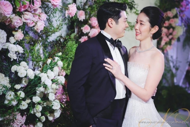 2022년 11월 26일 태국 수도 방콕의 한 호텔에서 결혼식을 올린 백범 김구 증손녀(오른쪽)와 태국 CP그룹 회장 아들. CP그룹 제공.
