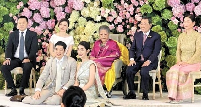 2022년 11월 26일 태국 수도 방콕의 한 호텔에서 백범 김구 선생의 증손녀(앞줄 오른쪽)와 태국 재계 1위인 CP그룹 수파낏 치라와논 회장(뒷줄 왼쪽)의 아들(앞줄 왼쪽)이 결혼식을 올렸다다. 수파낏 회장 부인인 마리사 특별고문(뒷줄 왼쪽에서 두 번째)은 한국계다.