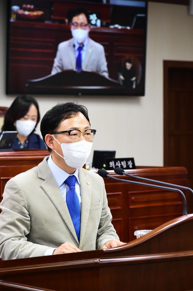 김태훈 순천시의원이 양봉산업의 안정적이고 지속적인 성장을 위한 ‘순천시 양봉산업 육성 및 지원에 관한 조례안’을 대표 발의하고 있다. 