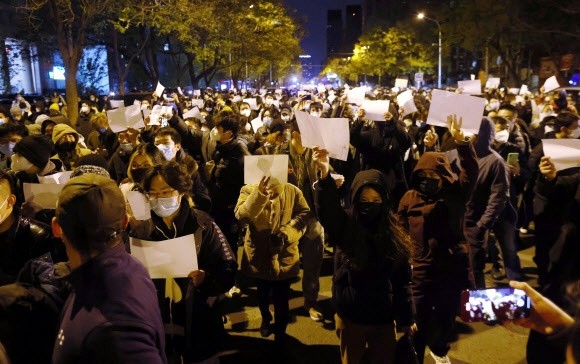 中 거리선 밤샘 시위… SNS선 ‘#백지혁명’