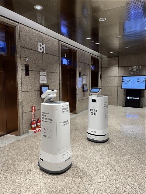 서울 강남구 코엑스에서 운영 중인 배달로봇이 배달할 물품을 가지고 무역센터 빌딩 엘리베이터를 기다리고 있는 모습. 강남구 제공