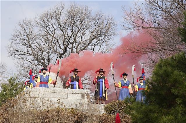 서울 중랑구 봉화산 정상에 있는 아차산 봉수대에서 봉수거화 재현식이 열린 지난 21일 봉수대에서 연기가 피어오르고 있다. 작은 사진은 류경기 중랑구청장이 이날 봉수거화 재현식에서 인사말을 하는 모습. 중랑구 제공