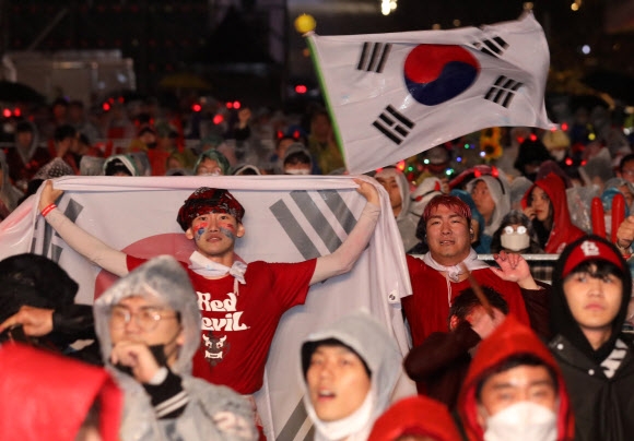 28일 밤(한국시간) 서울 광화문광장에서 거리응원을 하는 시민들도 한국의 실점에 안타까운 표정을 짓고 있다. 서울 뉴시스