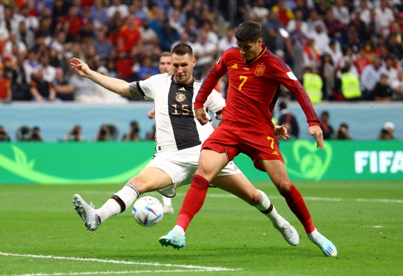 스페인의 알바로 모라타가 28일(한국시간) 독일과의 조별리그 E조 2차전에서 조르디 알바가 왼쪽에서 내준 땅볼 크로스에 오른발을 갖다 대 선제골을 내고 있다. 2022.11.28 로이터 연합뉴스