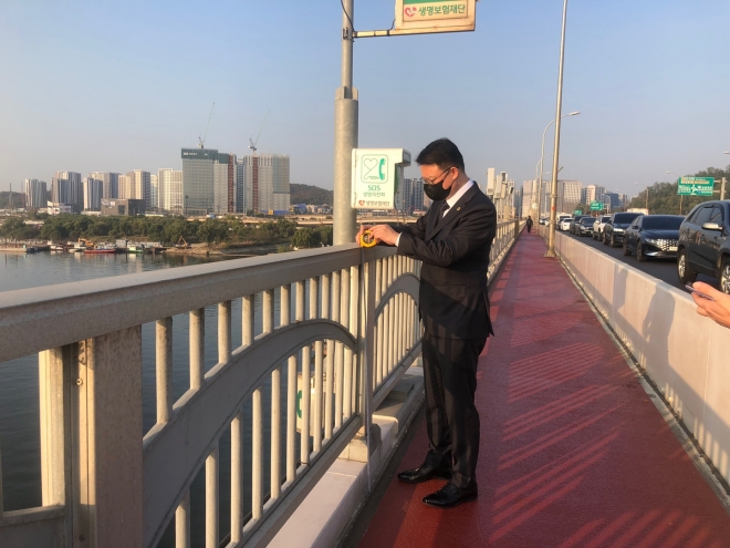 김춘곤 서울시의원이 지난달 지난달 10월 28일 가양대교에서 CCTV 등 안전시설 관련 현장점검을 하고 있다.