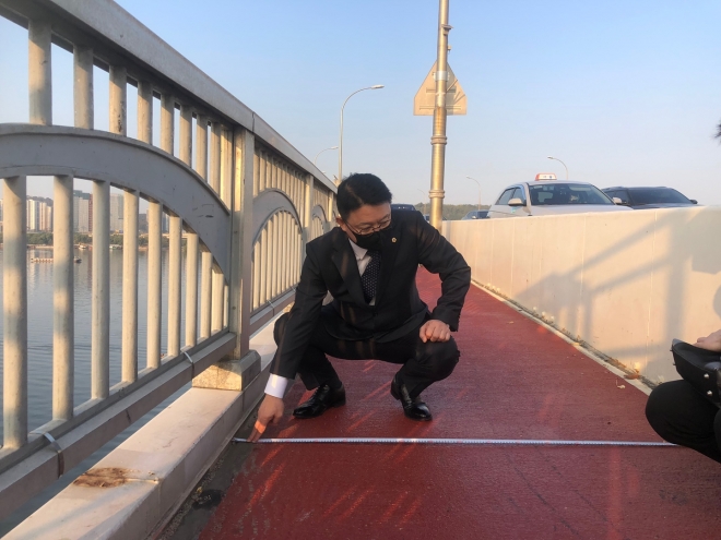 김춘곤 서울시의원이 지난달 10월 28일 가양대교에서 CCTV 등 안전시설 관련 현장점검을 하고 있다.