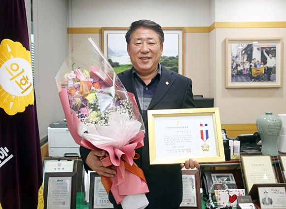 임춘수 관악구의회 의장이 ‘대한민국지방의정봉사상’을 받은 뒤 활짝 웃고 있다. 관악구의회 제공
