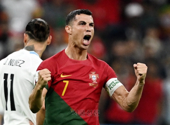 FIFA 월드컵 카타르 2022 - H조 - 포르투갈 대 우루과이 - 루사일 스타디움, 카타르 - 2022년 11월 28일 포르투갈의 크리스티아누 호날두가 첫 골을 넣은 것을 축하하고 있다. REUTERS/Dylan Martinez