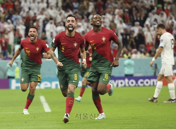 포르투갈의 브루노 페르난데스(2위)가 2022년 11월 28일 카타르 루사일의 루사일 스타디움에서 열린 2022 FIFA 월드컵 H조 포르투갈과 우루과이의 경기에서 페널티킥 골을 자축하고 있다. (Xinhua/Han Yan)