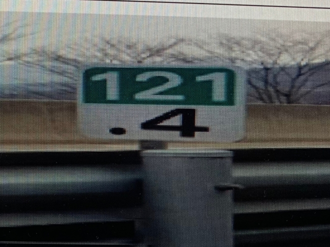 고속도로 이름과 상하행선 표시가 없는 기점 표지판. 운전자들이 사고 위치 신고에 어려움을 겪고 있다.