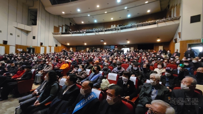 (사)종축장이전개발 범천안시민추진위원회는 29일 오후 성환문화회관에서 1000여명의 주민이 참석한 가운데 ‘첨단국가산업단지 지정 및 세계적 대기업 유치 범천안시민 결의대회’를 개최했다.