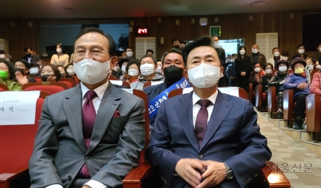 ‘첨단국가산업단지 지정 및 종축장전체면적 세계적 대기업 유치 범천안시민 결의대회’에 참석한 김태흠 충남도지사(오른쪽)와 박상돈 천안시장.