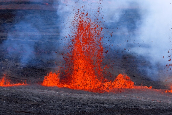 끓어오르는 용암 하와이 마우나 로아 화산이 지난 27일 오후 11시30분(현지시간) 분화를 시작했다. 세계 최대 활화산인 마우나 로아가 분화한 것은 1984년 이후 38년만이다. EPA연합뉴스