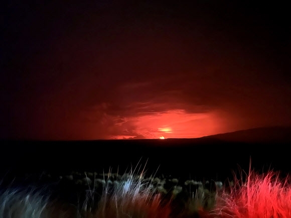석양 아닙니다 하와이 마우나 로아 화산이 지난 27일 오후 11시30분(현지시간) 분화를 시작했다. 세계 최대 활화산인 마우나 로아가 분화한 것은 1984년 이후 38년만이다. 로이터 연합뉴스