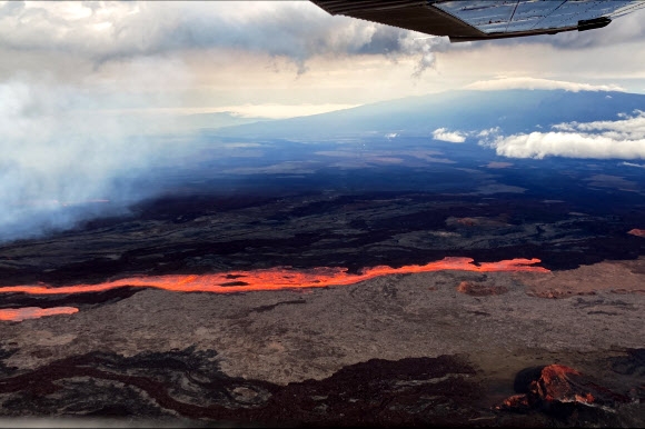 하늘에서 본 화산 하와이 마우나 로아 화산이 지난 27일 오후 11시30분(현지시간) 분화를 시작했다. 세계 최대 활화산인 마우나 로아가 분화한 것은 1984년 이후 38년만이다. AP연합뉴스