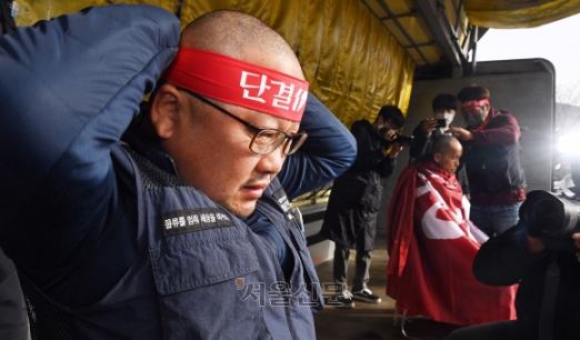 ‘명령 불복 땐 자격박탈’ 정부 초강경 카드에… 화물연대 “반헌법적”