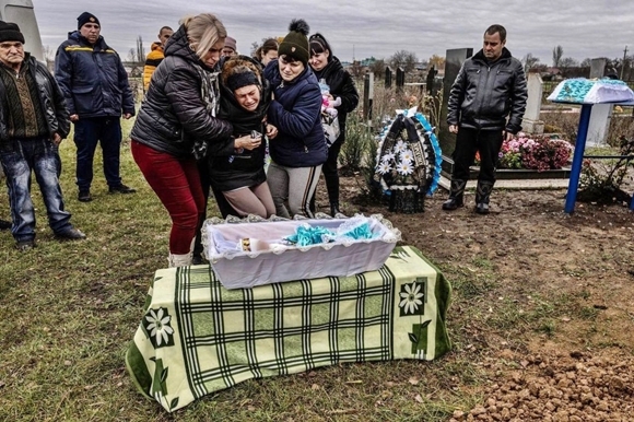 24일(현지시간) 우크라이나 자포리자주 노보솔로네에서 생후 이틀 만에 러시아군 포격으로 숨진 아기 세르히 포드리아노우의 장례가 거행됐다. 우크라이나 검찰청은 죽은 아기가 이번 전쟁에서 가장 어린 희생자 중 한 명이라고 밝혔다. 2022.11.24  안톤 게라셴코 우크라이나 내무장관 고문