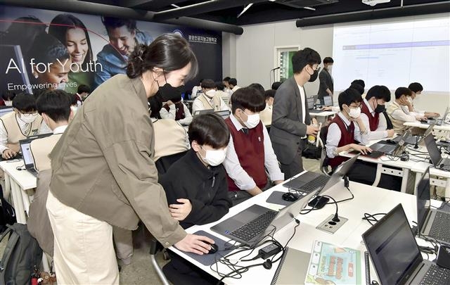 서울 노원구 광운인공지능고 학생들이 KT의 인공지능(AI) 코치와 함께 AI 능력 시험 응시를 위해 사전 실습에 참여하고 있다. KT 제공