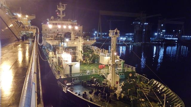 한국가스공사의 벙커링 선박이 STS LNG 벙커링 야간 작업을 수행하고 있다. 한국가스공사 제공