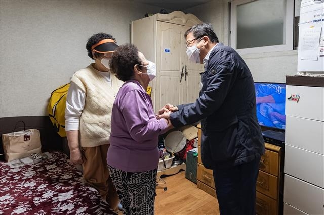 지난달 11일 김경호 서울 광진구청장이 어르신에게 안부를 묻고 있는 모습. 광진구 제공