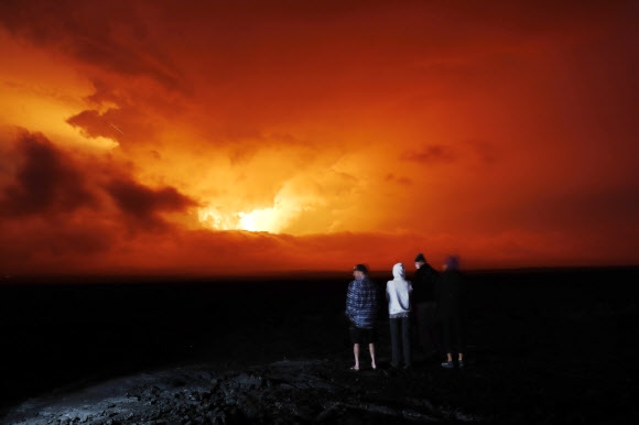 하와이  세계 최대 활화산  38년 만에  터졌다    세계 최대 활화산인 미국 하와이의 마우나로아산이 27일(현지시간) 1984년 이후 38년 만에 분화하자 한 사람이 이를 지켜보고 있다. 이날 오후 11시 30분쯤 4170m 고도의 화산 분화구에서 용암이 나오면서 미국 지질조사국(USGS)은 화산 활동 주의보를 경보로 상향했다. 마우나로아산의 분화에 따른 용암 분출은 정상부의 칼데라 부분에 국한된 상태로 인근 마을을 위협하는 상황은 아니라고 USGS는 밝혔다. 하와이 AP 연합뉴스