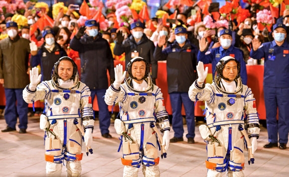 선저우 15호에 탑승한 장루(왼쪽부터), 덩칭밍, 페이쥔룽 등 3명의 우주비행사가 29일(현지시간) 중국 간쑤성 주취안 위성발사센터에서 환송식을 하고 있다. 2022.11.29 EPA 신화 연합뉴스