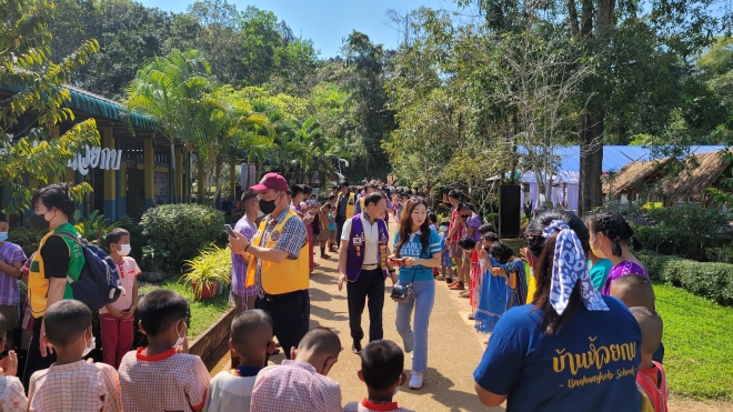 지난 29일 오후 2시 태국 칸차나부리 한 산간마을 초등학교에 국제라이온스협회 354-D지구 회원들이 들어서자 태국인·미얀마인과 몽족 등 소수민족 학생들이 도열해 환영하고 있다.
