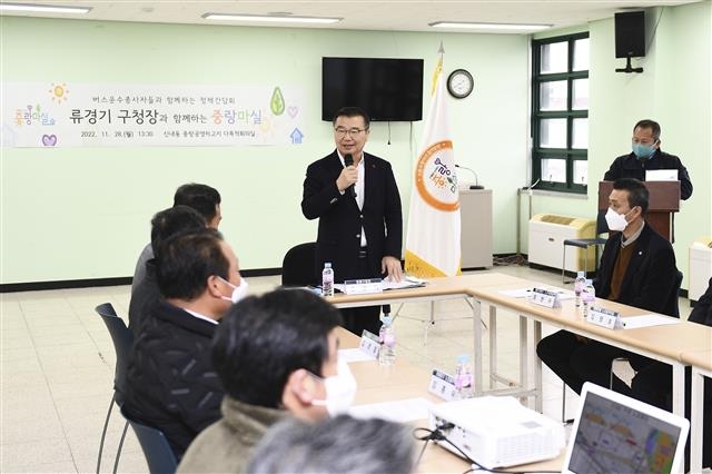 류경기(가운데) 서울 중랑구청장이 지난 28일 중랑공영차고지를 방문해 운수업체 종사자들과 대화를 나누고 있다. 중랑구 제공