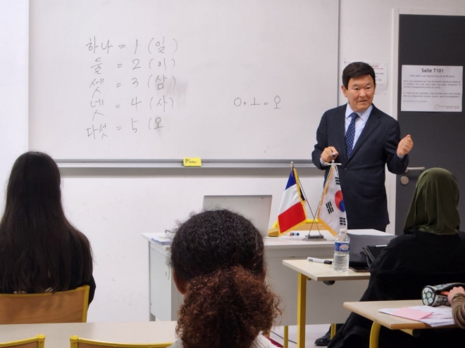 김광수 제주도교육감이 지난달 29일 프랑스 낭트생나제르 미술대학교에서 현지 학생 25명을 대상으로 한국어 수업을 하고 있다. 제주도교육청 제공