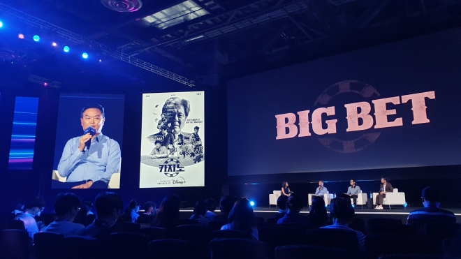 강윤성 감독이 1일 싱가포르에서 열린 ‘2022 디즈니 쇼케이스’에서 오는 21일 공개하는 드라마 ‘카지노’에 대해 설명하고 있다.
