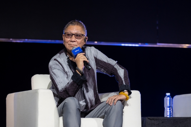 미이케 다카시 감독이 1일 싱가프로에서 열린 디즈니 쇼케이스에서 드라마 ‘커넥트’에 대해 설명하고 있다. 사진제공 월트디즈니 컴퍼니.
