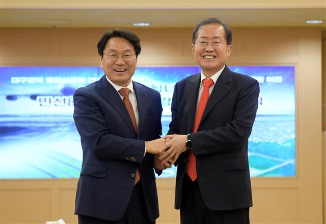 강기정(왼쪽) 광주시장과 홍준표 대구시장이 지난달 25일 광주시청에서 ‘달빛동맹 강화 협약식’을 한 뒤 악수하고 있다. 광주시 제공