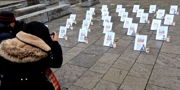 독일서도 이란 시위 희생자 추모 이란 여성 마흐사 아미니의 ‘히잡 의문사’ 사건으로 촉발된 시위가 전 세계로 확산되는 가운데 독일 프랑크푸르트 시민들이 30일(현지시간) 이란 반정부 시위로 숨진 희생자들의 사진을 촬영하고 있다. 지난 9월 아미니의 의문사 이후 이란에서 숨진 반정부 시위 사망자는 어린이 60명을 포함해 400명이 넘는 것으로 알려졌다. 프랑크푸르트 로이터 연합뉴스