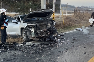 튀어나온 고라니 피하려다 승용차 간 충돌…1명 사망