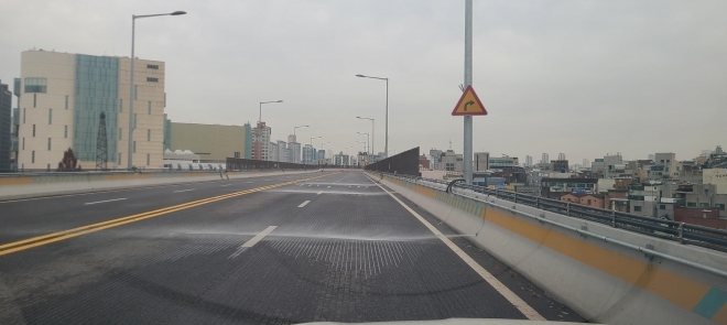 영등포역 고가차도 염수분사장치 작동 사진